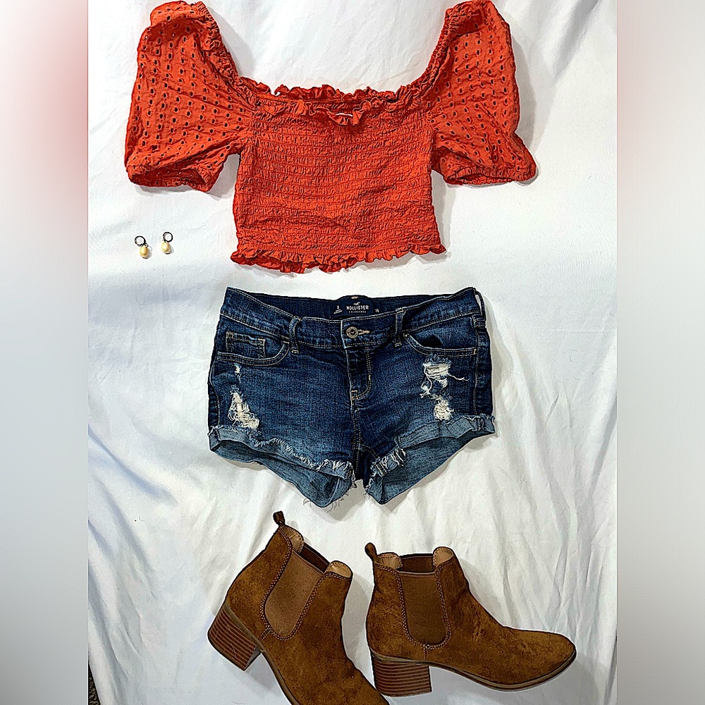 Hollister Low Rise Jean Shorts. Size 1. Waist 25.